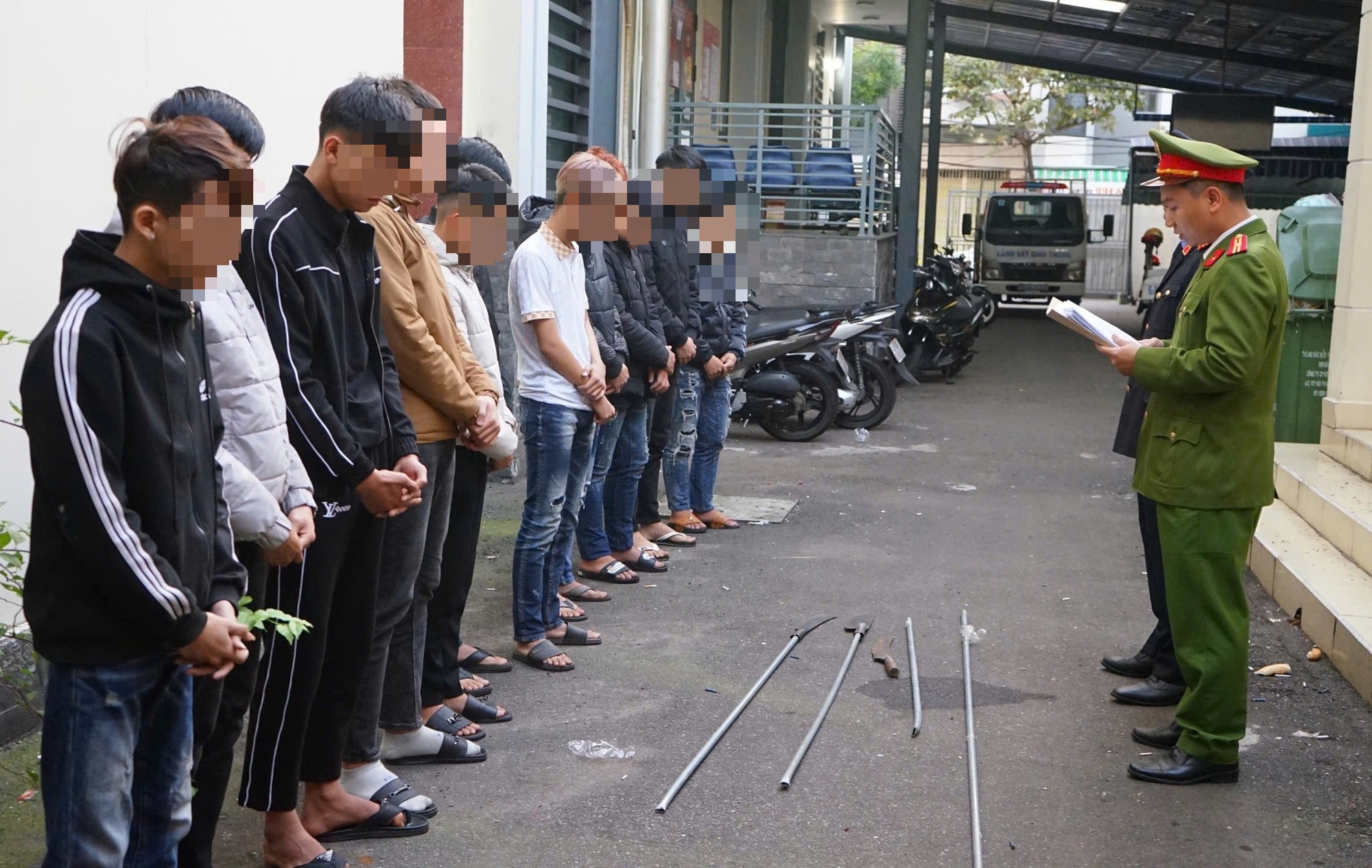 岘港同步设卡检查，预防街头犯罪