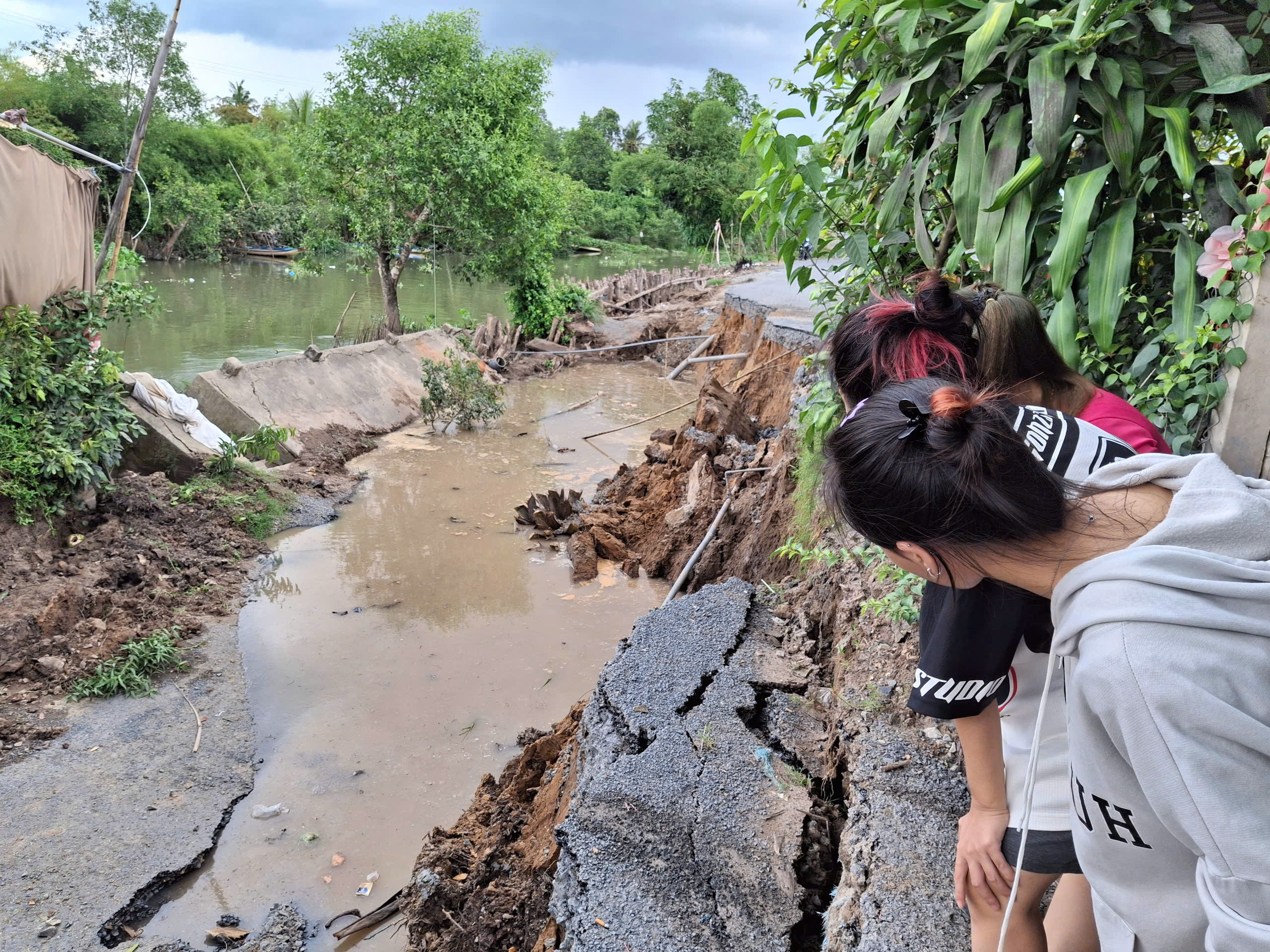 修复芹苴新升级交通道路的滑坡