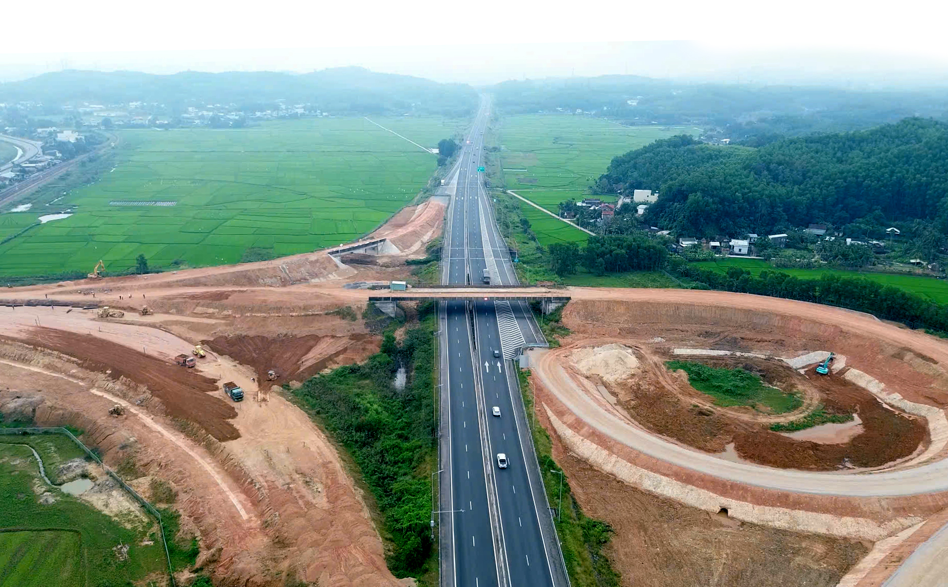 岘港-广义高速公路连接云屯经济区的立交何时完工?
