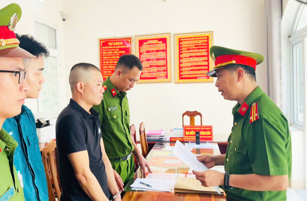 逮捕残忍欺骗兑换假中奖彩票，侵占残疾人钱财的人