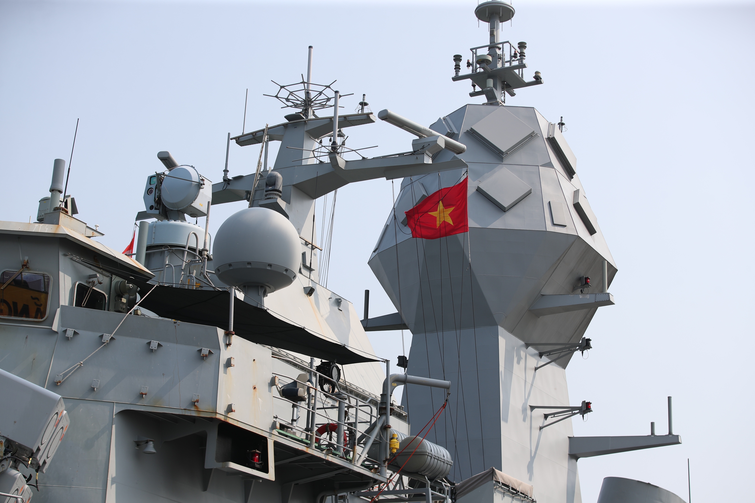 澳大利亞導彈驅逐艦抵達峴港仙沙港