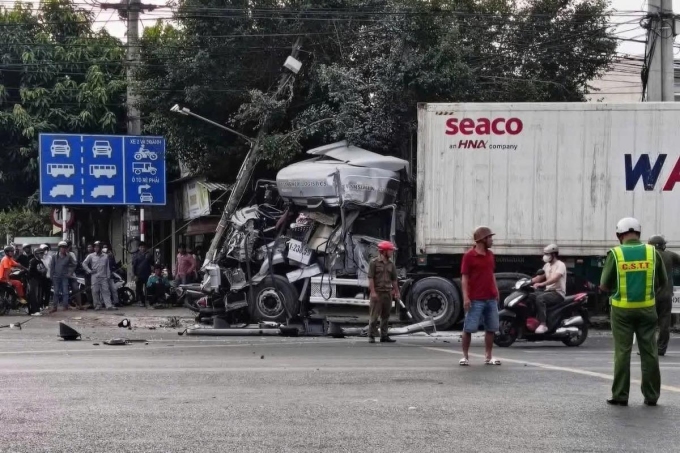 集裝箱車在13號國道上撞上多輛摩托車