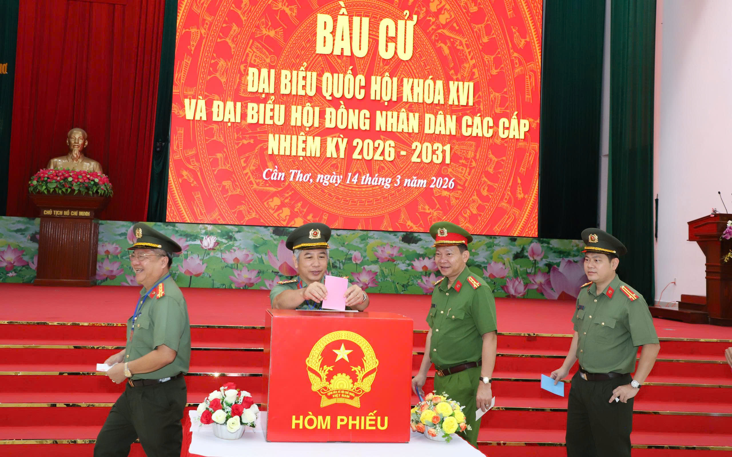 芹苴市武裝力量官兵參與提前投票