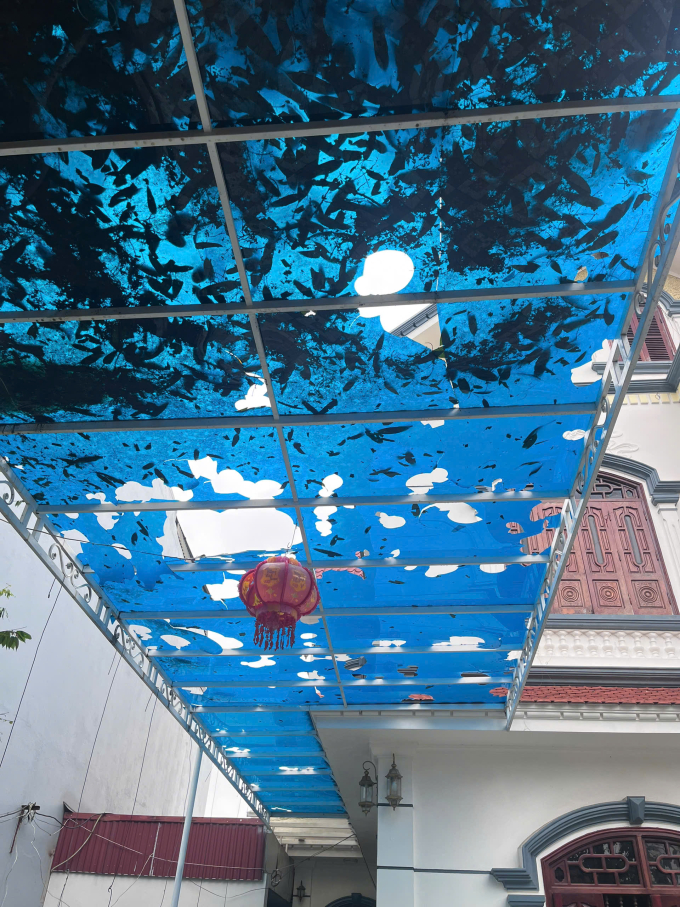 清化省學校鐵皮屋頂被暴風雨和冰雹掀飛