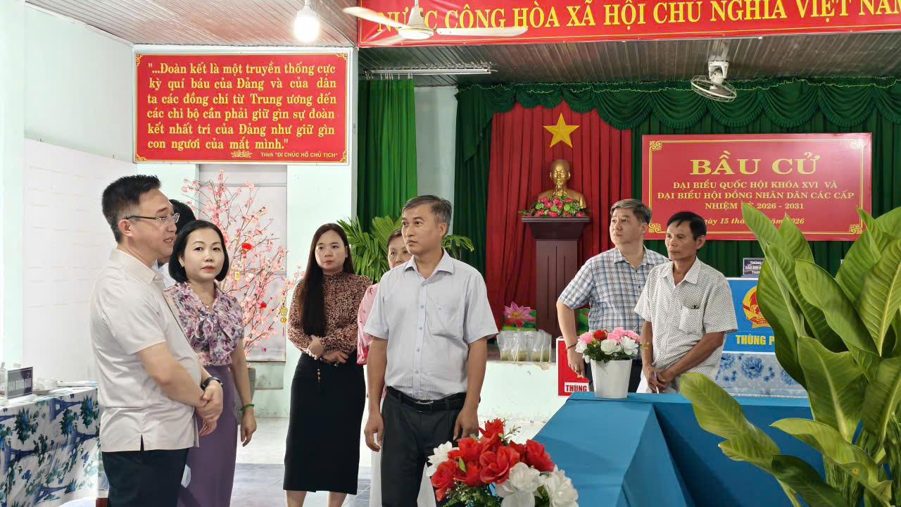 胡志明市市委副书记邓明通检查平阳地区选举准备工作