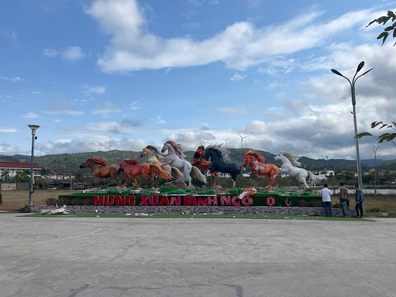 勞保公園的“八駿追風”馬雕像遭破壞