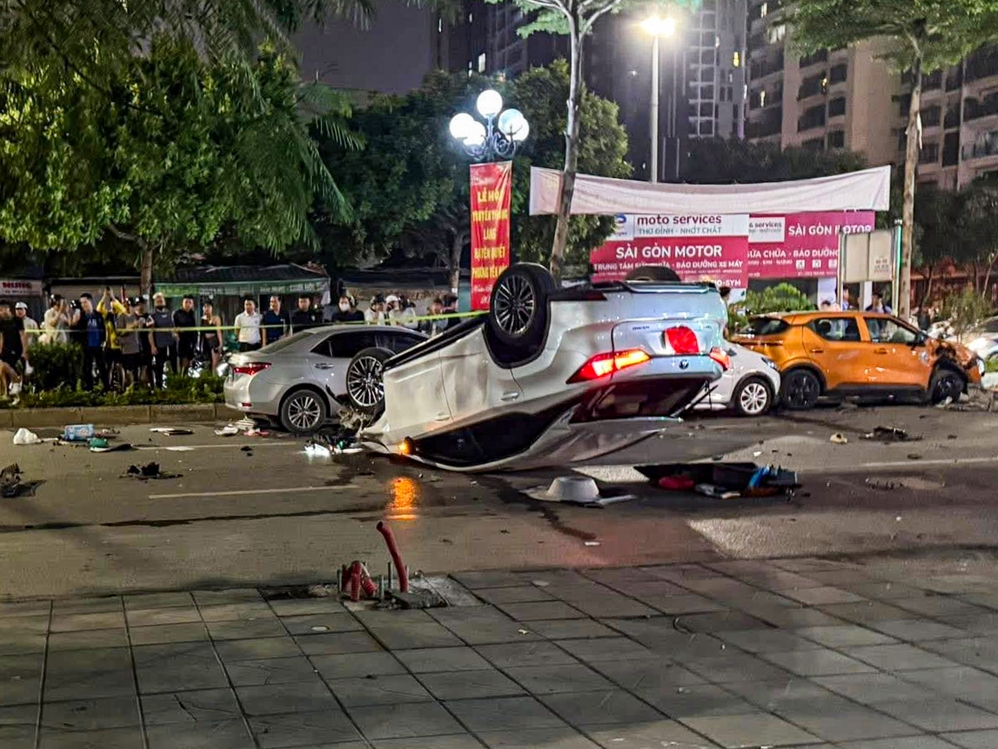 雷克薩斯汽車午夜連環撞車後翻車,兩人入院