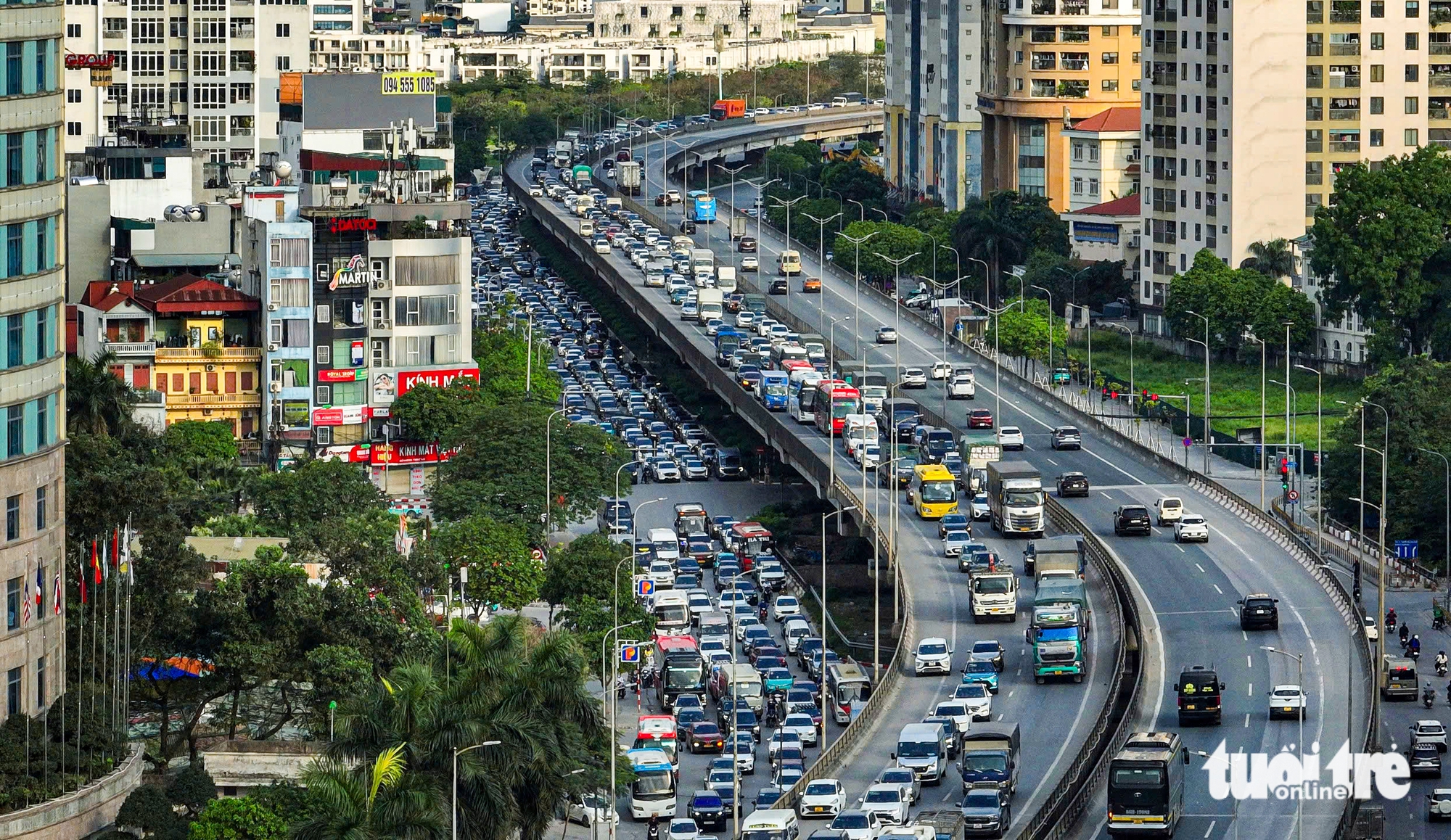 人群蜂擁至河內周邊旅遊景點,南部高速公路從清晨起便嚴重擁堵