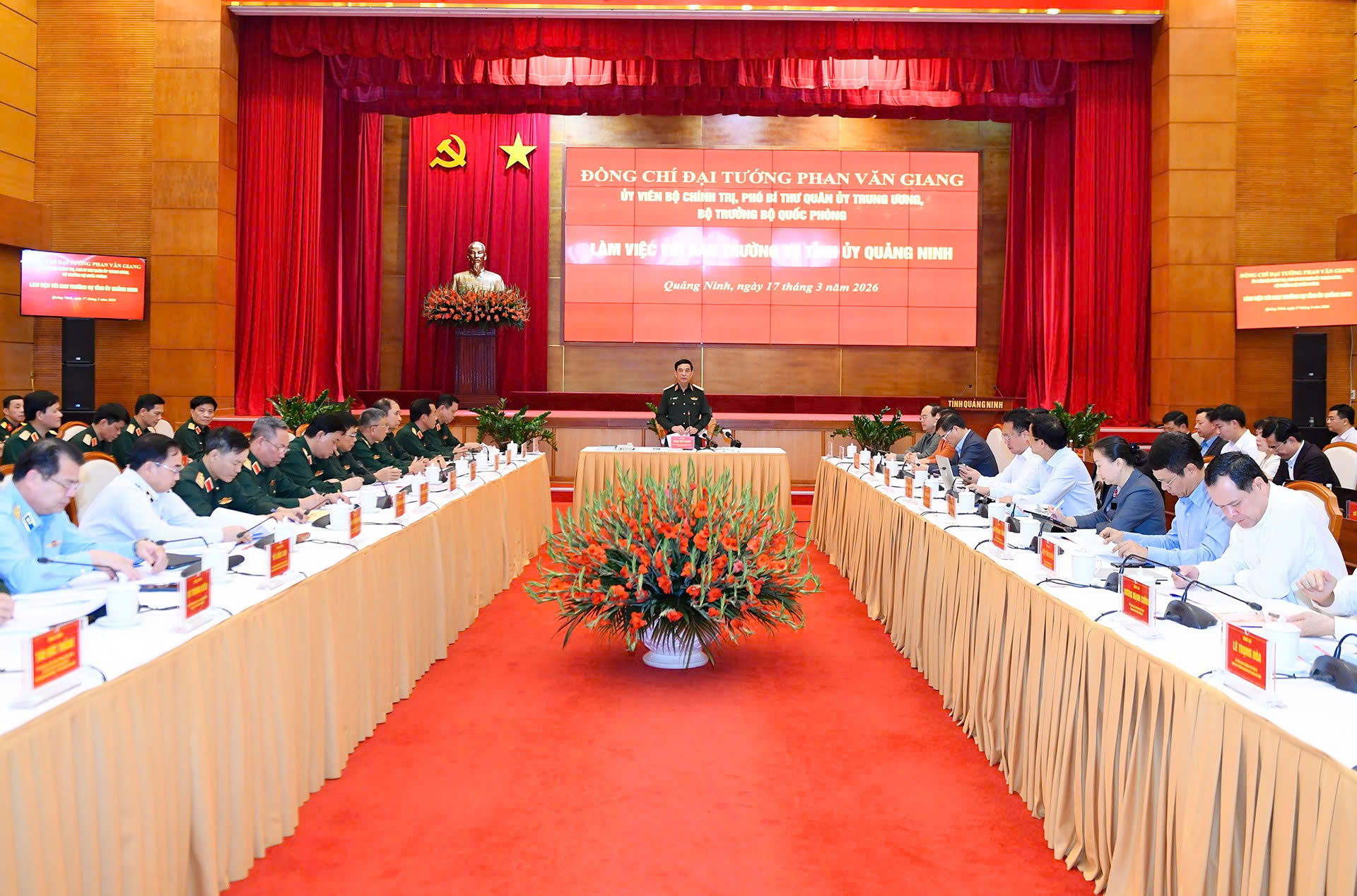 範明江大將與廣寧省委舉行工作會議