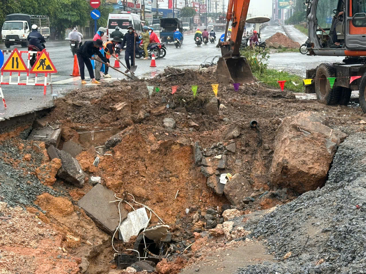 平阳：13号国道上灯柱倒塌，因大雨深水救援居民