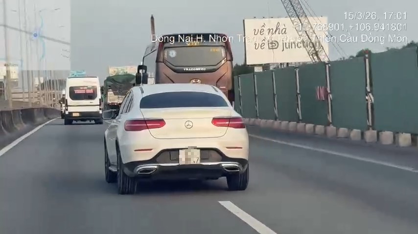 數十輛汽車在胡志明市-隆成高速公路上變道不打轉向燈被處理