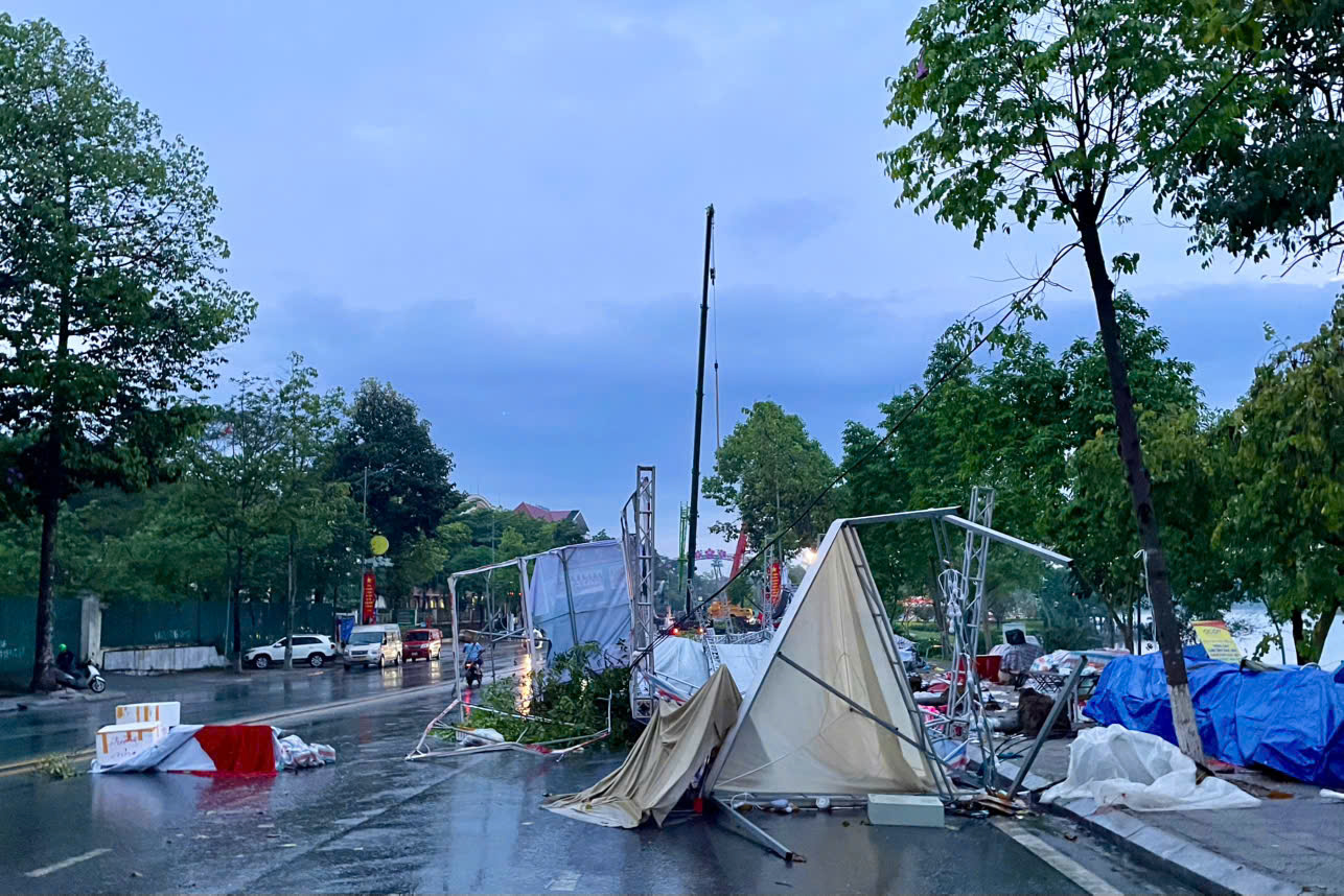 富壽省活動攤位遭暴風雨吹倒,今晨河內發佈大雨預警