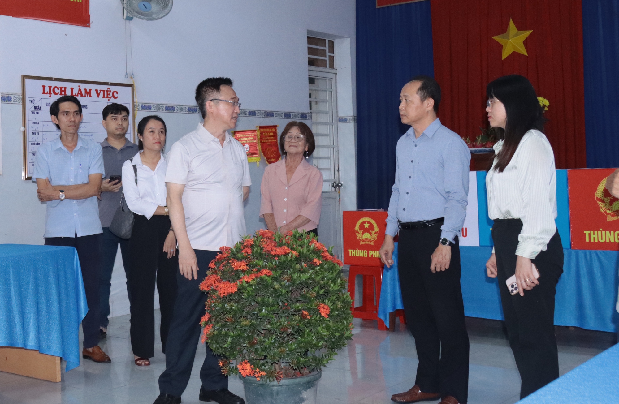 胡志明市市委副书记邓明通检查平阳地区选举准备工作