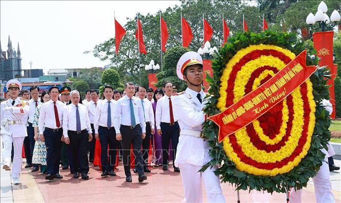 總理向海防市英雄烈士敬獻鮮花