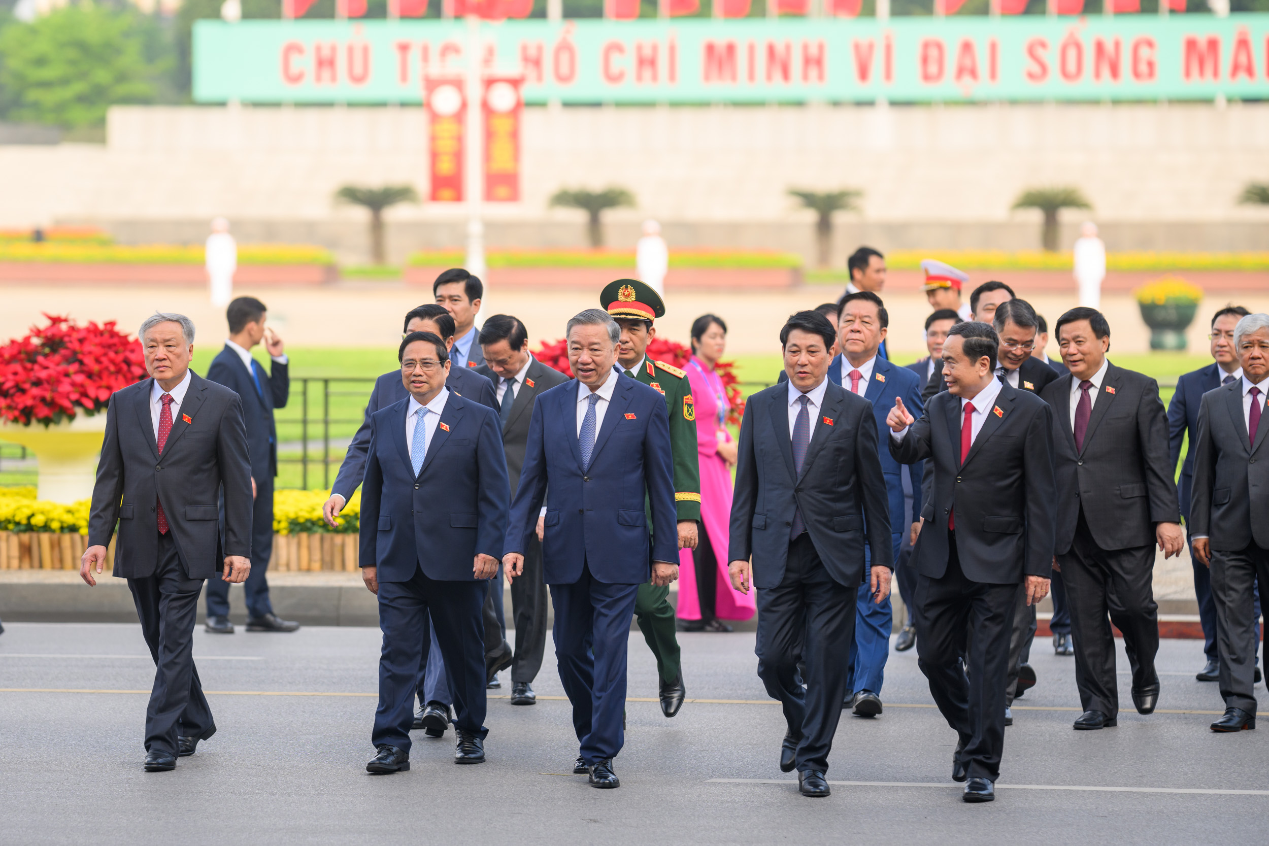 党和国家领导人、国会代表前往胡志明主席陵墓瞻仰