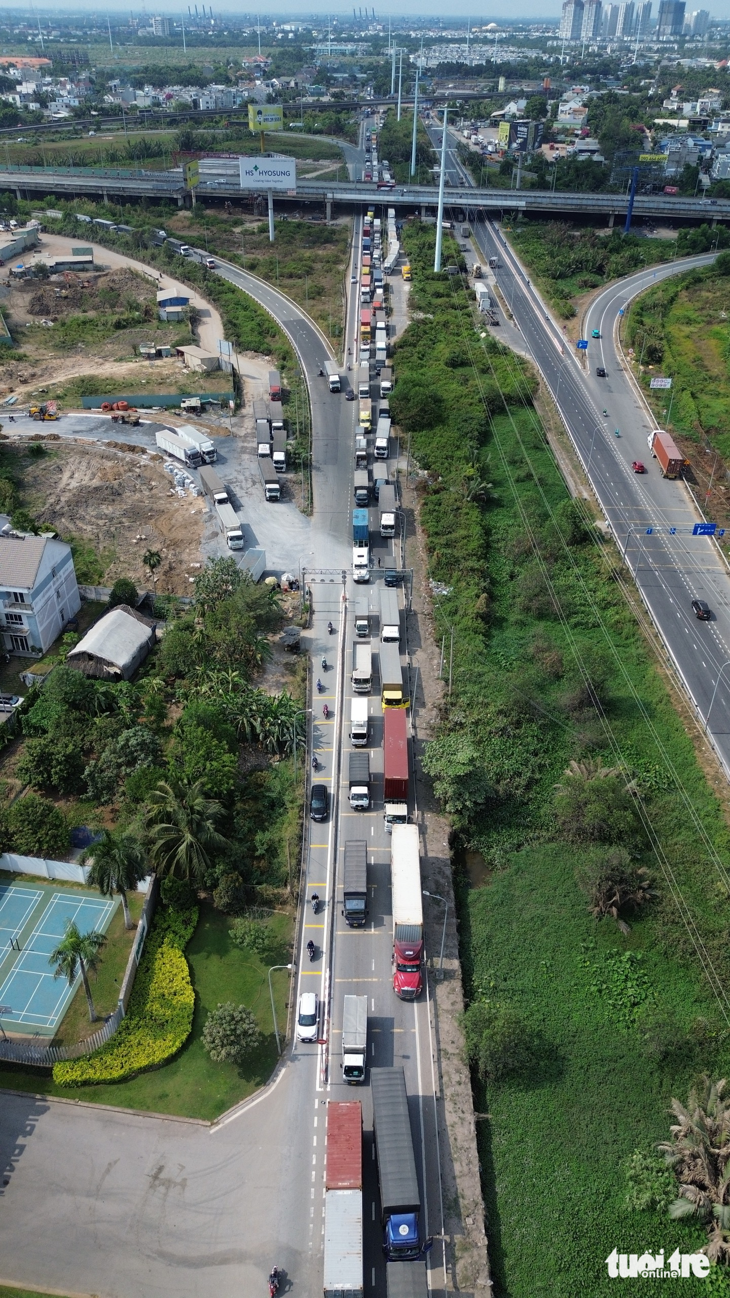 拖车失控冲向右车道，将汽车“紧贴”在武志功路桥栏杆上