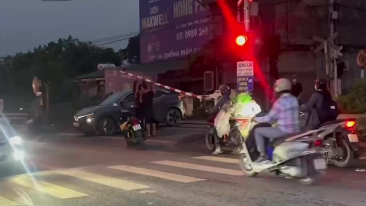 汽車被困鐵軌遭火車撞擊