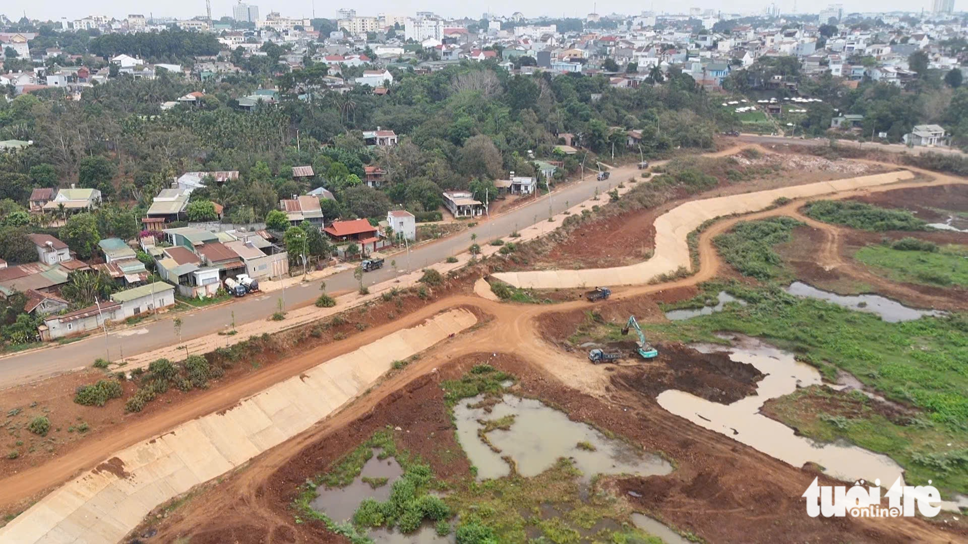 大規模挖掘水利湖底土壤,運往各地銷售