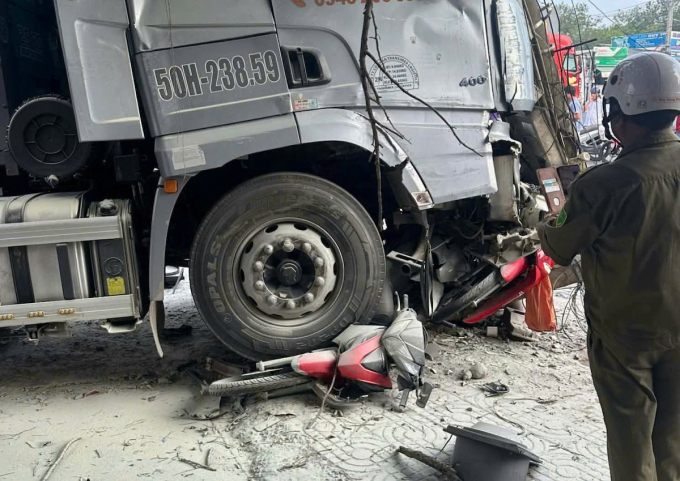 集裝箱車在13號國道上撞上多輛摩托車