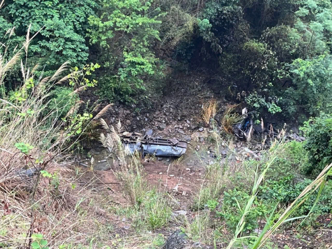 油罐車墜入100米深谷,司機死亡