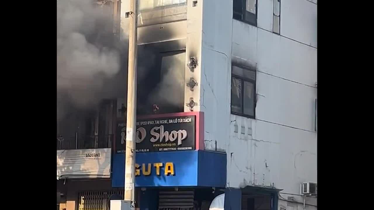 胡志明市中心一棟四層樓發生火災