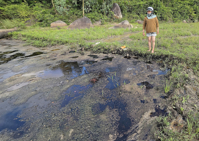 志盛-雲峰高速公路旁農田被機油淹沒