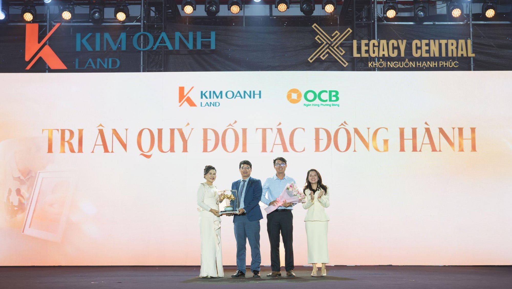 感恩2000名Legacy Central公寓業主的晚宴