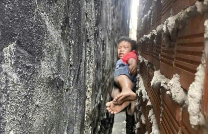 胡志明市救援被困兩牆之間的小男孩