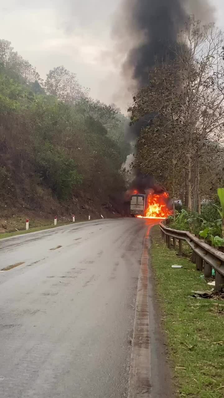 牽引車撞上山壁起火