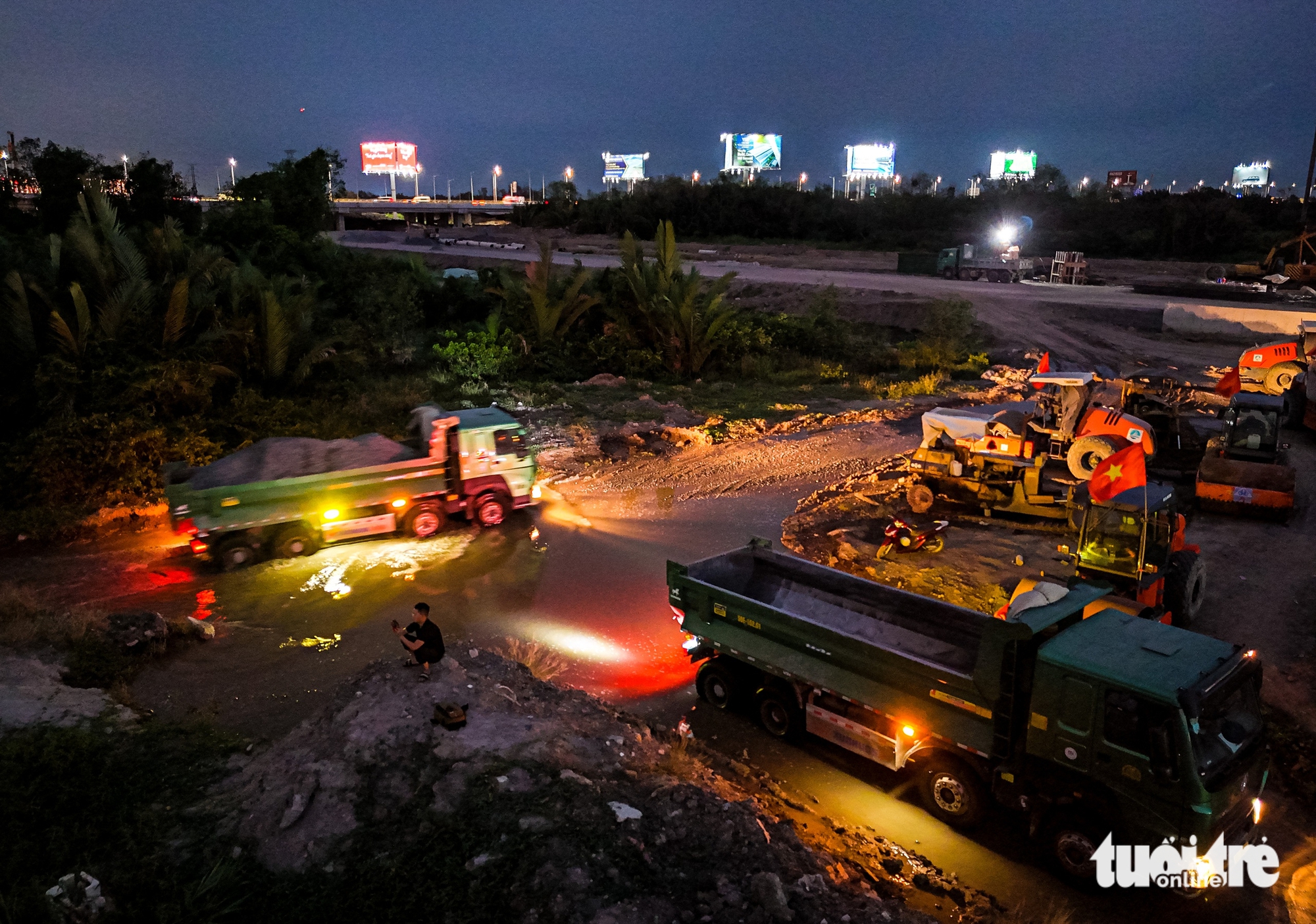 日夜在河上,跟隨駁船在‘熱潮’中將石頭運往胡志明市三環路