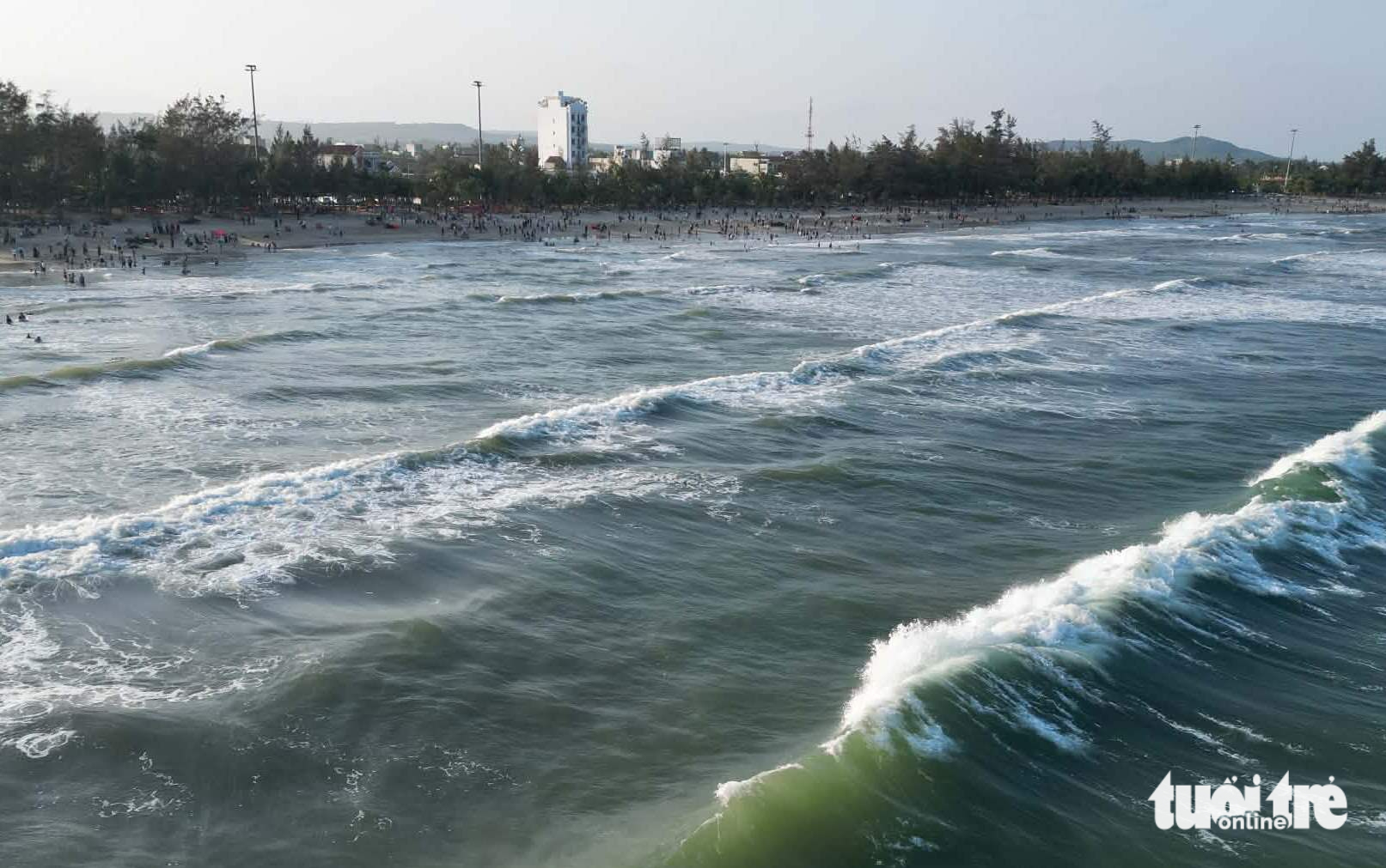 在美溪海灘投放浮標,劃定安全游泳區域