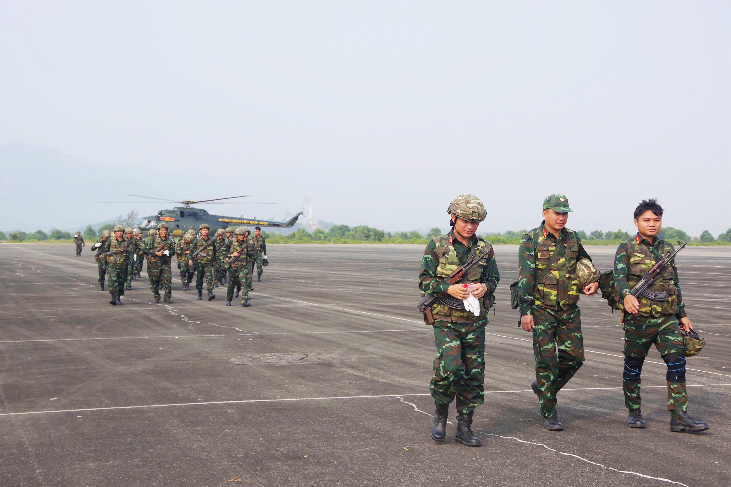 近距離觀看特種部隊和空軍從直升機跳傘