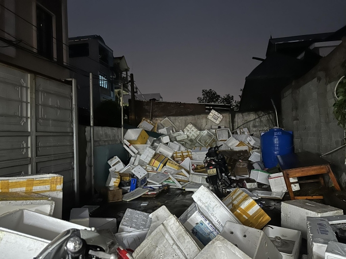 河內暴風掀翻屋頂,吹斷樹枝