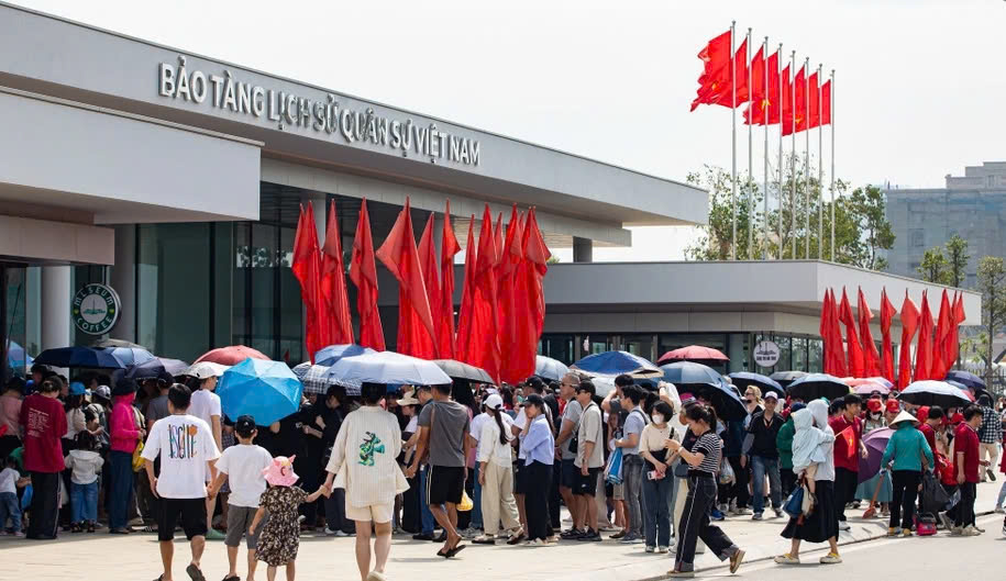越南军事历史博物馆在4.30期间接待了近15万游客