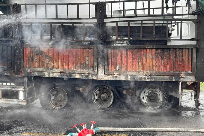 義安省沿海公路上一輛牽引車猛烈燃燒