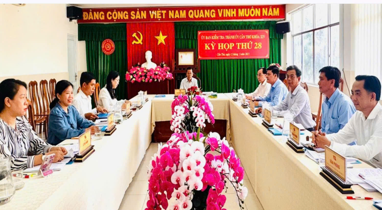 警告芹苴市人民委员会办公室主任阮文荣