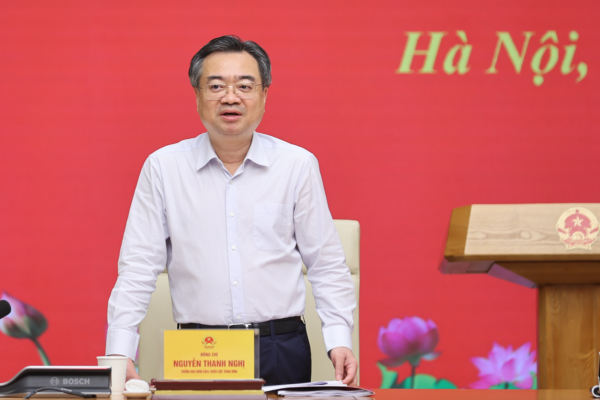 通過政府黨委常務委員會監督檢查結果草案