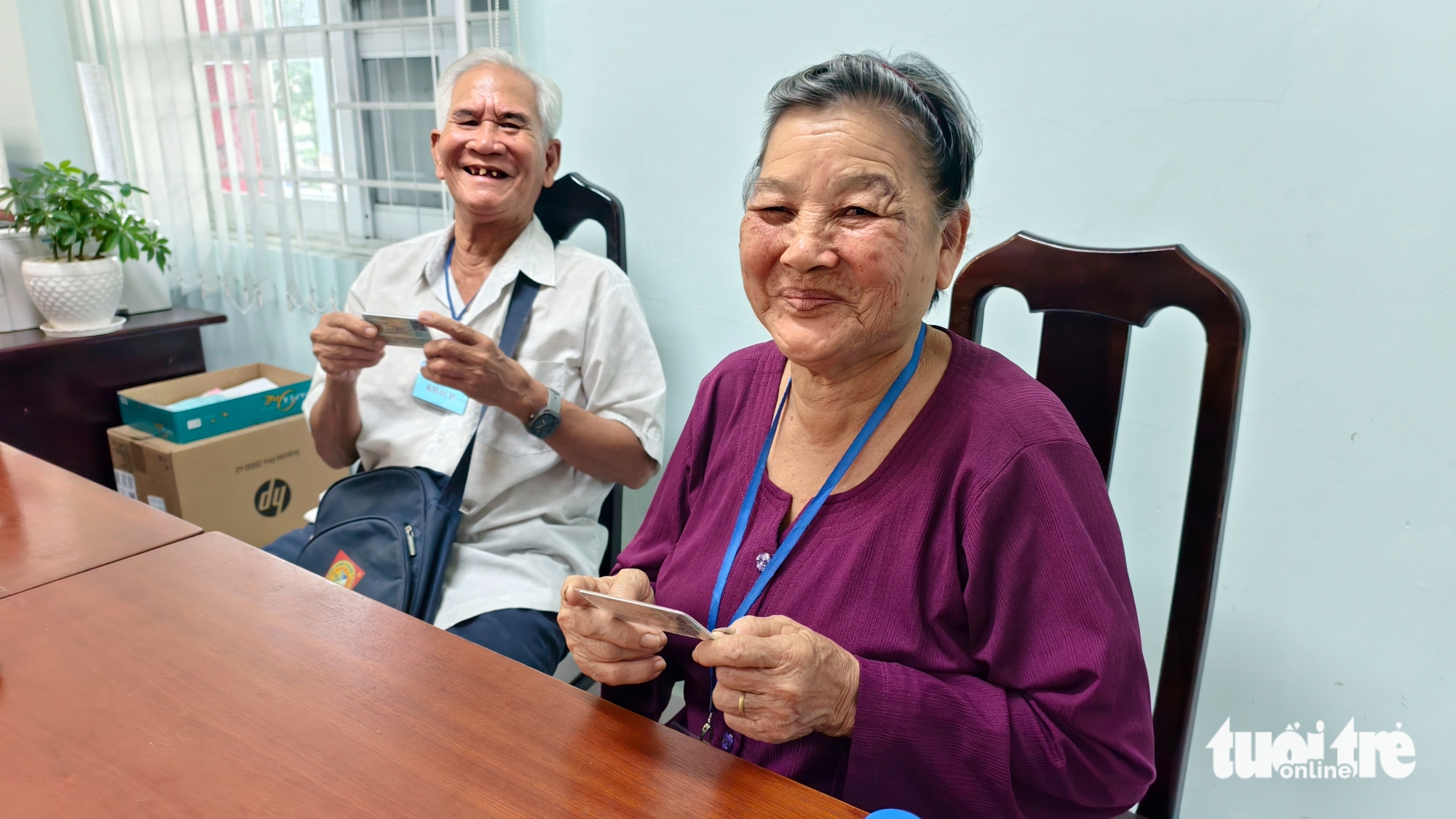 77歲老人首次拿到出生證明和身份證喜極而泣
