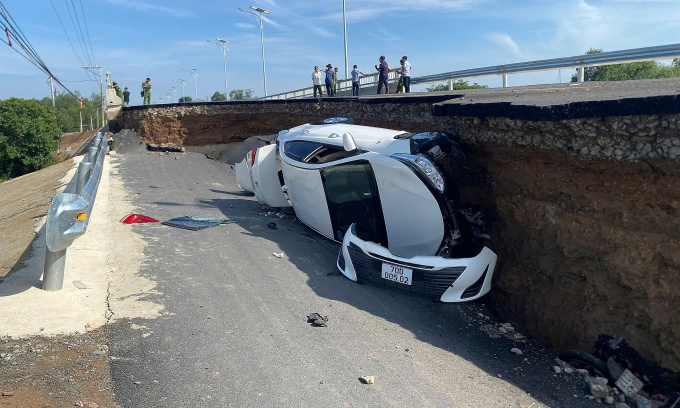 '当我们夫妻陷入塌陷的道路时，土石仍在不断滚落'