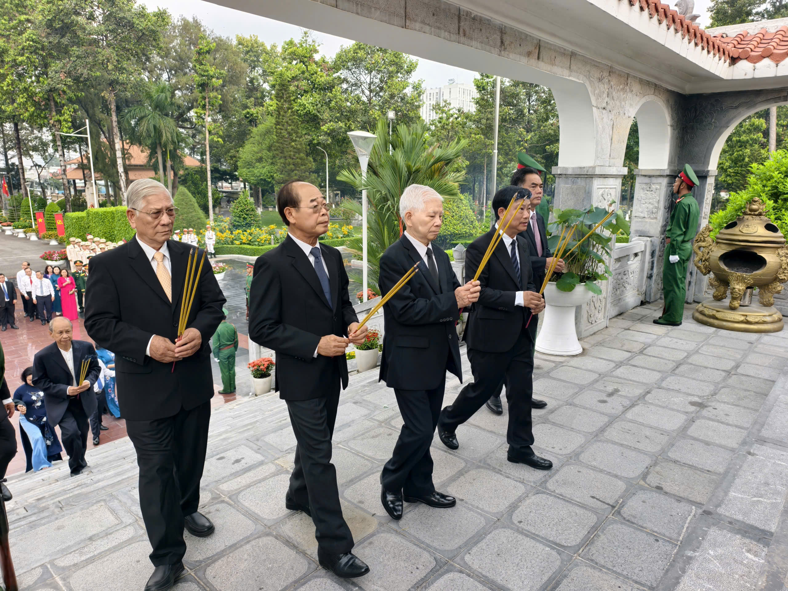 胡志明市領導上香緬懷胡志明主席和各位英雄烈士