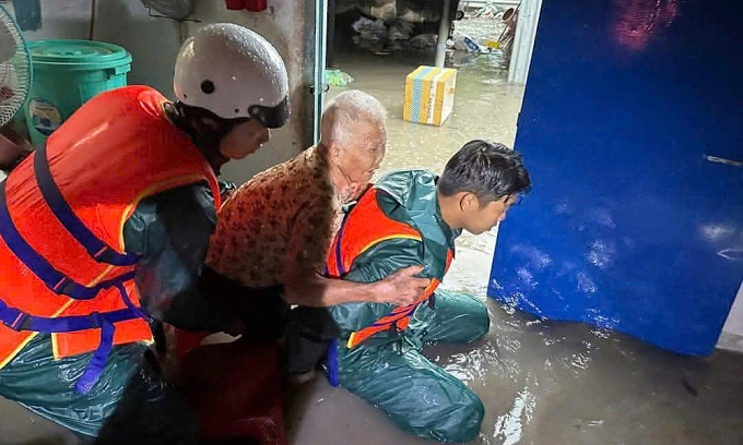 风雨吹倒交通信号灯，冲走平阳、同奈的车辆