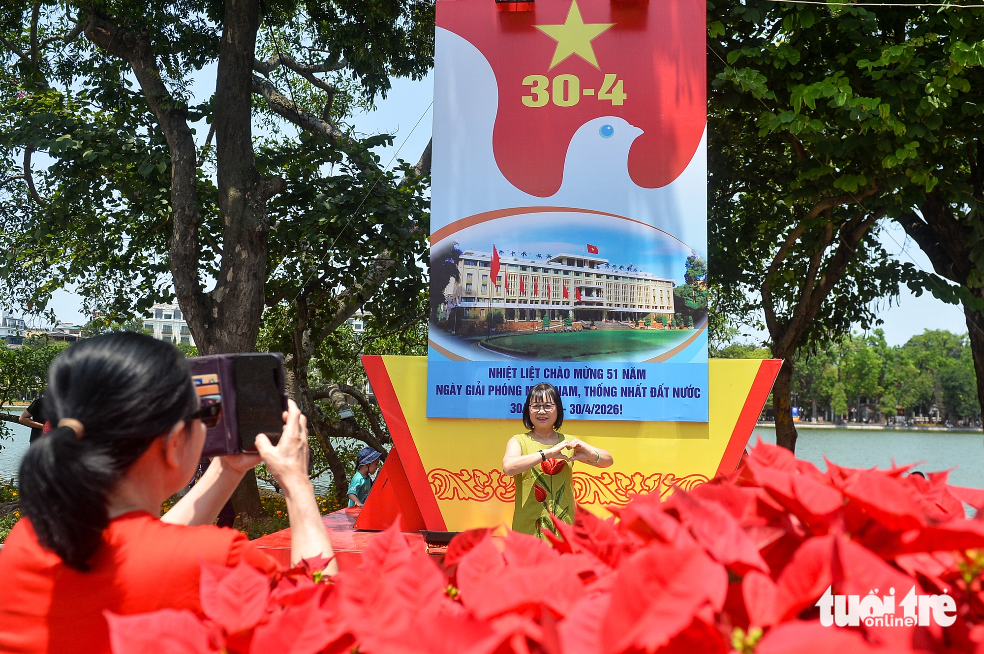 許多河內市民在4·30和5·1假期首日選擇就地旅遊