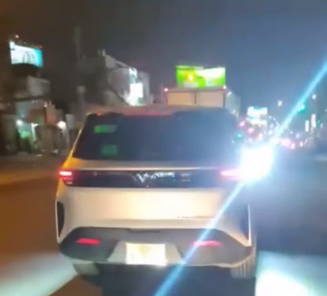 在七賢坊,汽車司機改裝車身兩側燈光造成眩光被記錄在案