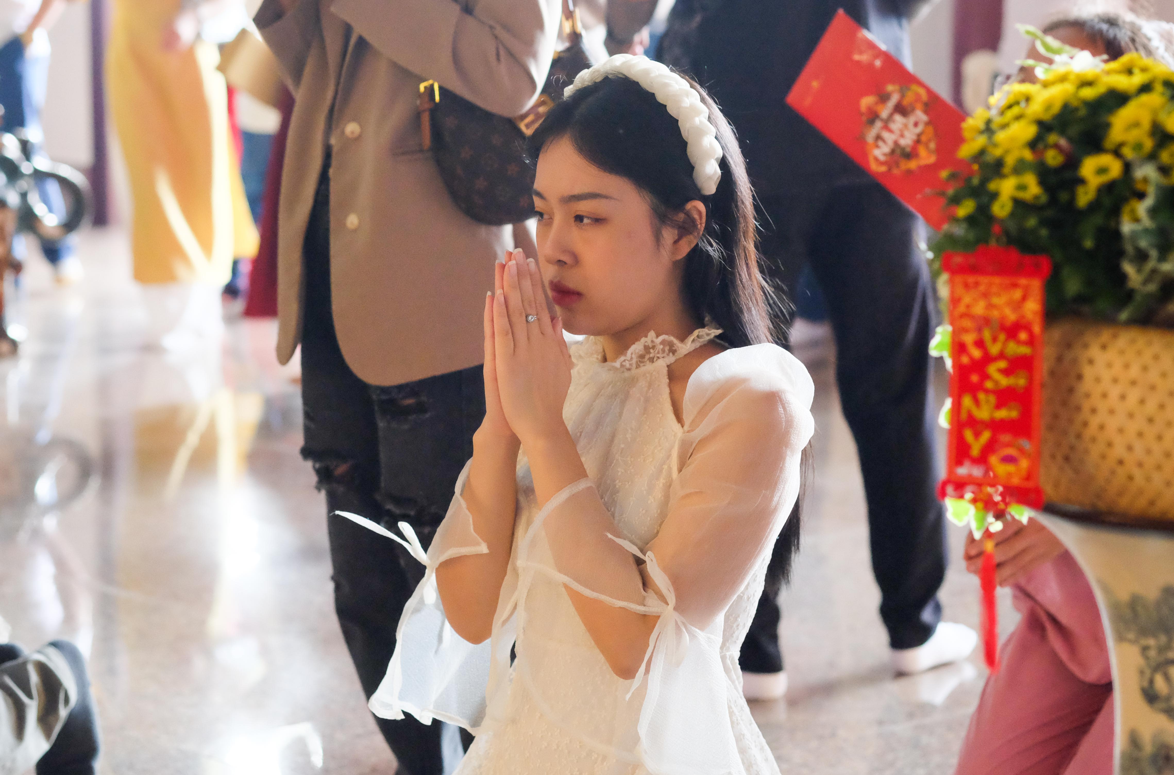 灵应寺年初一拥挤，民众游客祈福