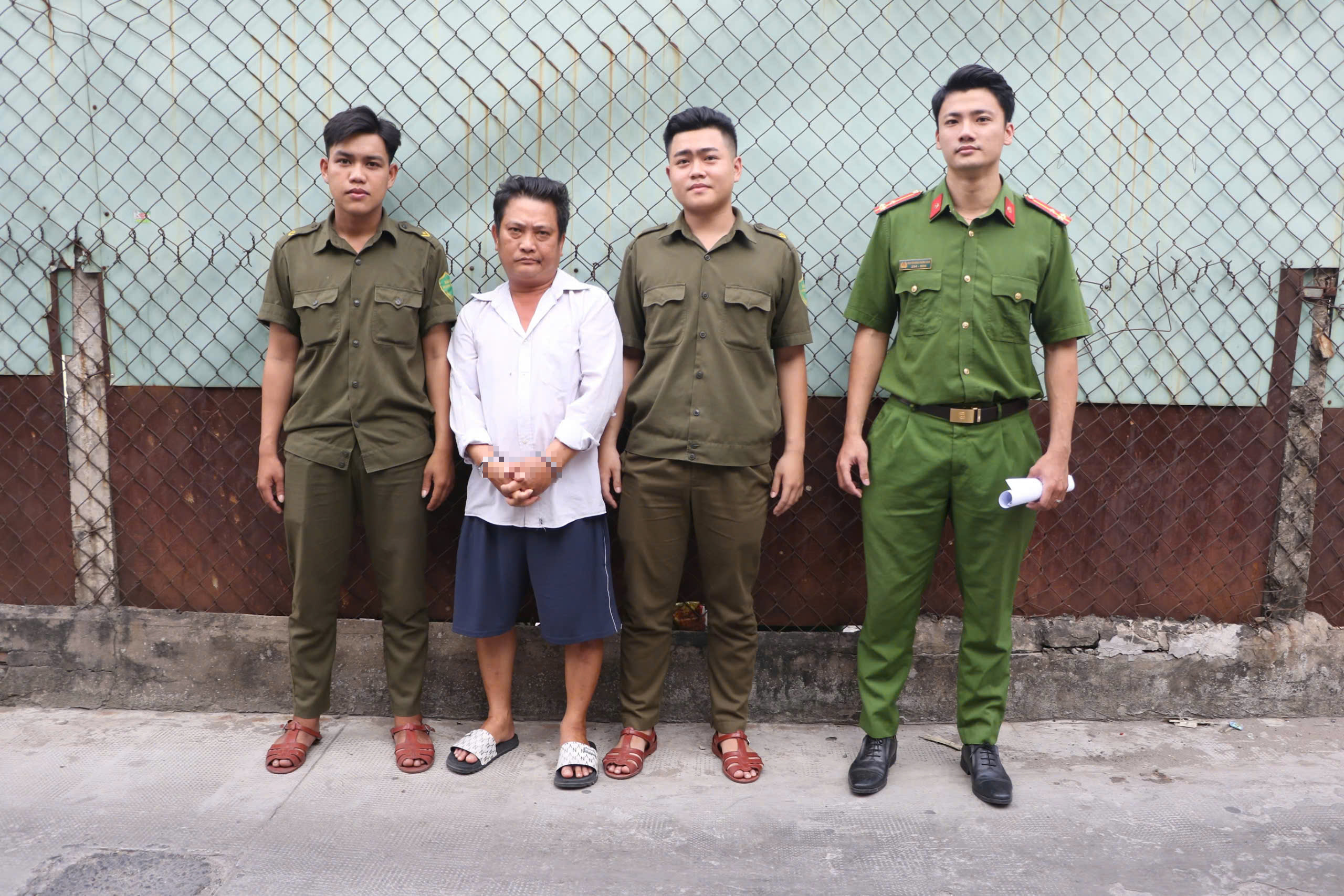 胡志明市刑警逮捕三名盜竊班多格犬和灰貓的嫌疑人