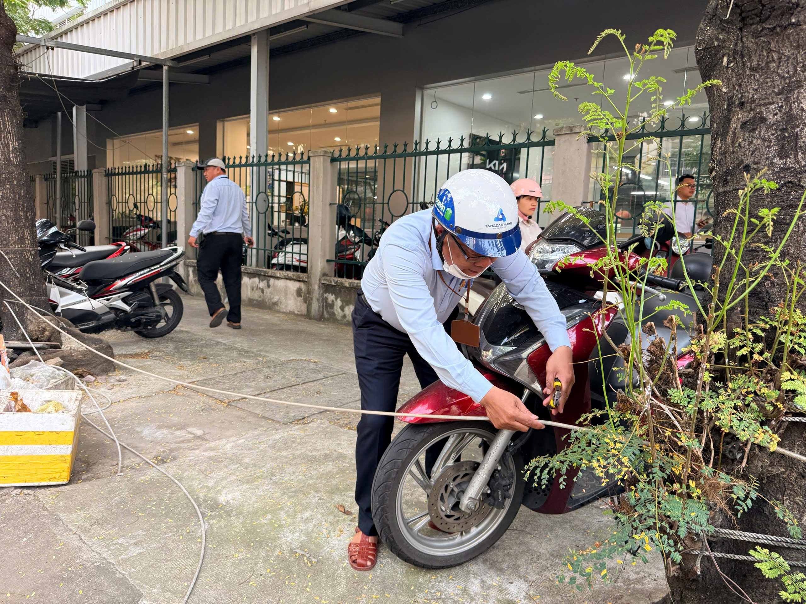 搭建帐篷、围栏在人行道上做生意:青年报刚报道,街道立即处理