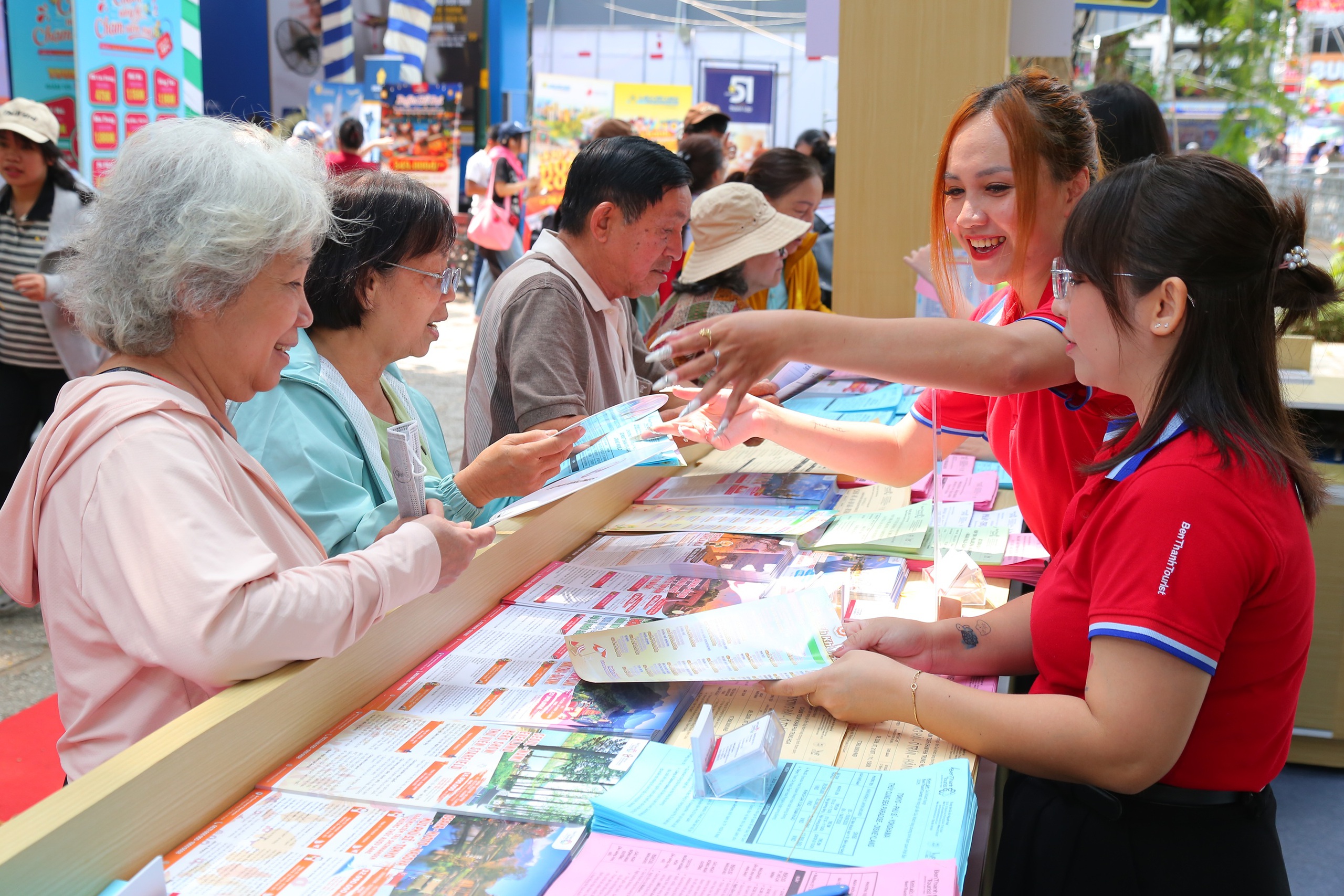 為何遊客頂著烈日‘敲定’夏季旅遊團?