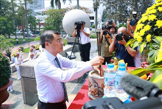 總理向海防市英雄烈士敬獻鮮花