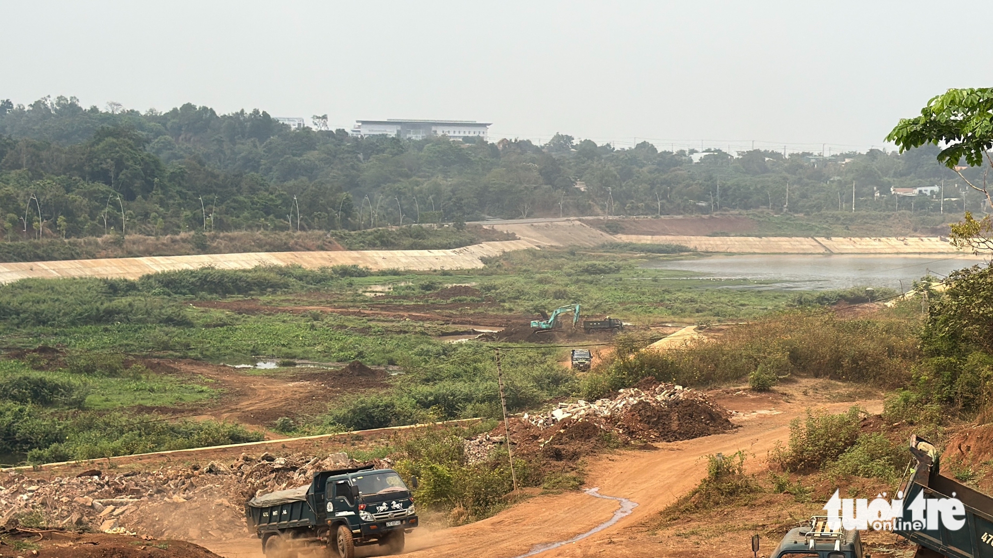 大規模挖掘水利湖底土壤,運往各地銷售