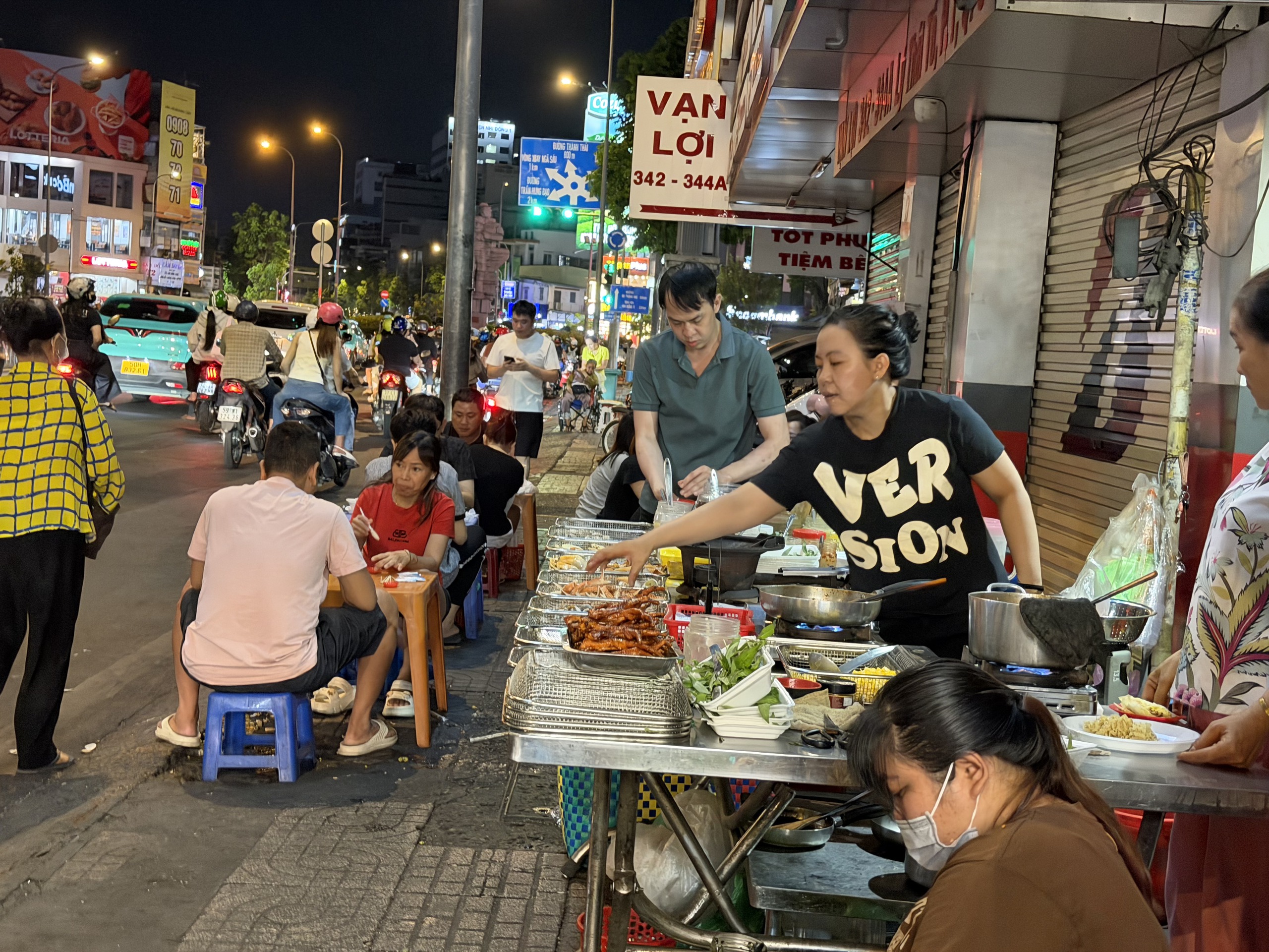 每个晚上人行道上挤满了居民和游客 | 越南中文社｜越南新闻与政策信息中文平台